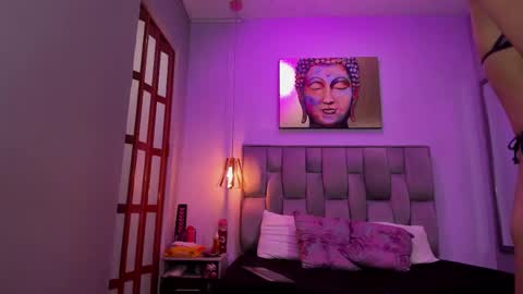 violet_storm_ online show from 12/15/25, 10:25