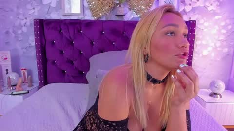 Snapshot of violeta_medina chatting on 03/11/25, 07:04 violeta_medina online show from 03/11/25, 07:04