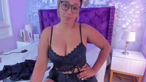Snapshot of violeta_medina chatting on 09/26/25, 10:19 violeta_medina online show from 09/26/25, 10:19