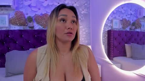 Snapshot of violeta_medina chatting on 10/17/25, 11:35 violeta_medina online show from 10/17/25, 11:35