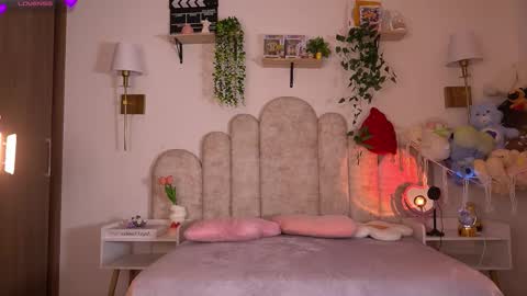 Snapshot of violeth___ chatting on 02/13/26, 01:07 violeth___ online show from 02/13/26, 01:07