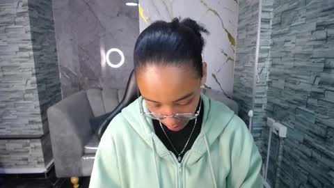 violeth_b online show from 10/13/25, 12:49