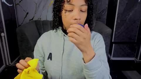 violeth_b online show from 12/21/25, 12:34