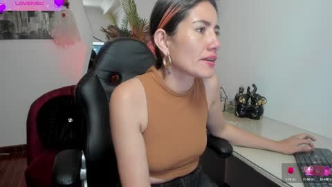 Snapshot of violetparkker chatting on 01/17/25, 06:23 violetparkker online show from 01/17/25, 06:23