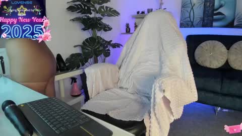 Snapshot of violetparkker chatting on 03/03/25, 02:26 violetparkker online show from 03/03/25, 02:26