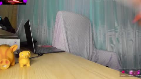 Snapshot of violetparkker chatting on 10/17/25, 12:01 violetparkker online show from 10/17/25, 12:01