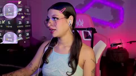 Snapshot of violetqs chatting on 02/06/26, 08:01 online show from 02/06/26, 08:01