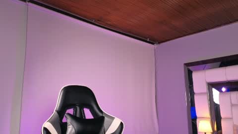 Snapshot of violetskinny chatting on 06/11/26, 12:32 violetskinny online show from 06/11/26, 12:32