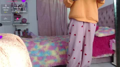 Snapshot of violett_brown9 chatting on 06/29/26, 05:57 violett_brown9 online show from 06/29/26, 05:57