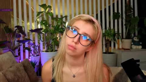 Violetta online show from 11/30/25, 10:30