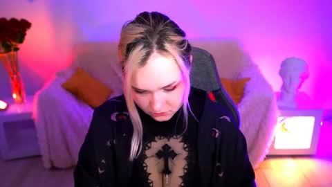 Snapshot of violettwoods chatting on 05/31/26, 08:10 Violett online show from 05/31/26, 08:10
