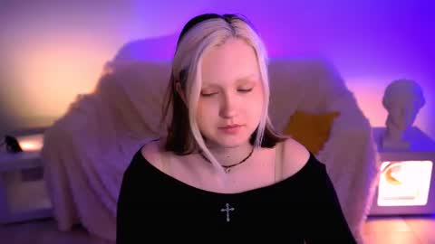 Snapshot of violettwoods chatting on 06/18/26, 04:13 Violett online show from 06/18/26, 04:13