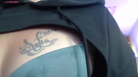 Snapshot of vitoria23_ chatting on 03/11/25, 01:56 victoria 3 online show from 03/11/25, 01:56