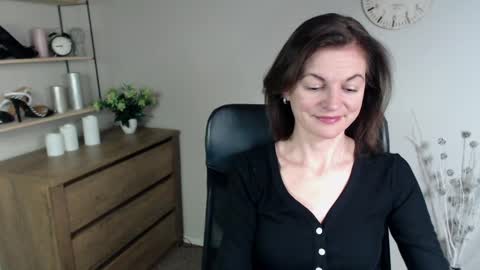 Vivian online show from 12/17/24, 11:49