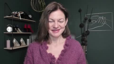 Vivian online show from 10/22/25, 05:52