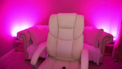 Snapshot of vivianned chatting on 10/21/25, 08:09 Vivien online show from 10/21/25, 08:09