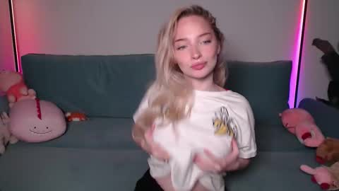 Snapshot of vivianwinters chatting on 11/28/25, 09:28 vivianwinters online show from 11/28/25, 09:28