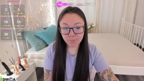 Snapshot of vivien_montclair chatting on 06/04/26, 01:00 Vivien online show from 06/04/26, 01:00