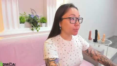 Snapshot of vivien_montclair chatting on 06/11/26, 12:08 Vivien online show from 06/11/26, 12:08