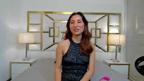 Snapshot of vivieneluxe chatting on 07/09/26, 03:43 Viviene online show from 07/09/26, 03:43