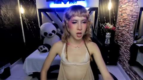 vivienne hadid online show from 06/26/26, 04:33