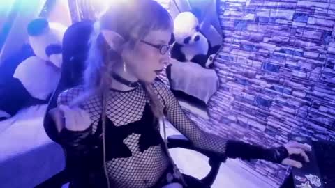 vivienne hadid online show from 07/19/26, 07:50