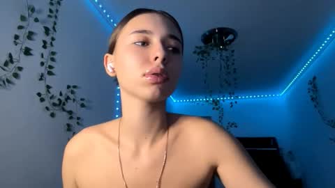 Vivi online show from 11/22/25, 04:28