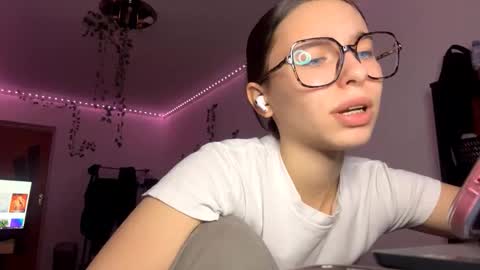 Vivi online show from 12/18/25, 02:45