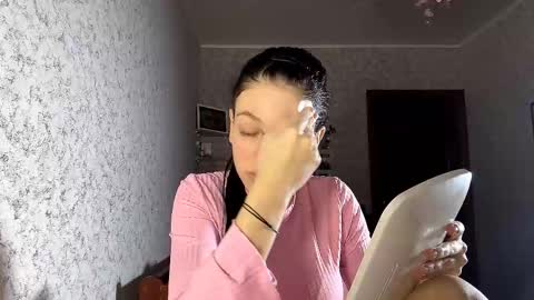 Snapshot of viviennebuiles chatting on 10/06/25, 01:19 Alexa online show from 10/06/25, 01:19