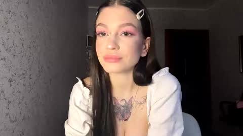 Snapshot of viviennebuiles chatting on 10/07/25, 02:25 Alexa online show from 10/07/25, 02:25