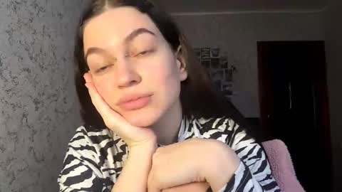 Snapshot of viviennebuiles chatting on 10/21/25, 01:23 Alexa online show from 10/21/25, 01:23