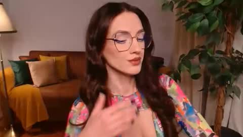 Vivienne online show from 12/02/25, 06:14