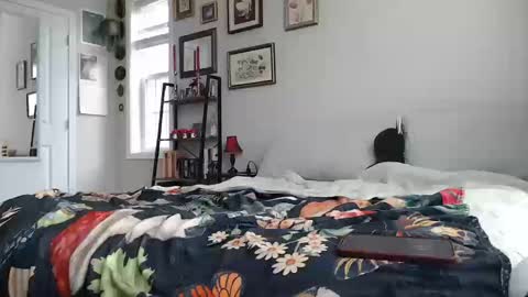 Liz online show from 10/10/25, 04:28