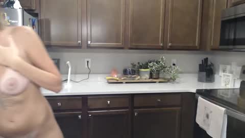 Liz online show from 10/11/25, 04:33