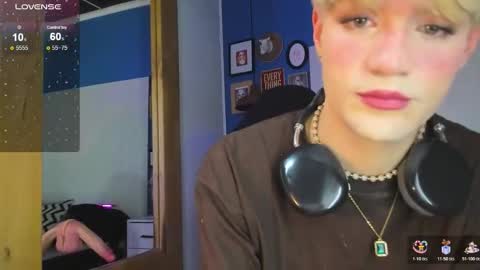 Snapshot of vladhellsing4 chatting on 11/21/25, 02:27 Vlad online show from 11/21/25, 02:27