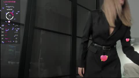 Snapshot of w_______ chatting on 03/12/25, 10:17 Nicole Johny online show from 03/12/25, 10:17