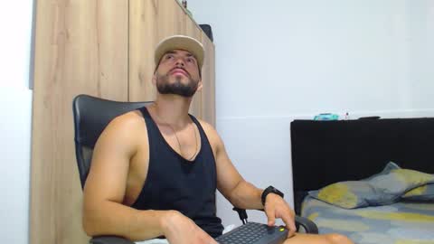 Snapshot of walter_brownn01 chatting on 11/08/25, 03:56 WALTER BROWN online show from 11/08/25, 03:56