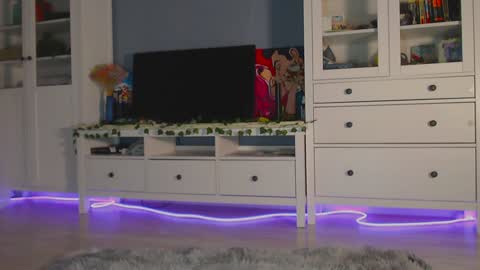 Snapshot of weed_princesss chatting on 12/13/24, 08:04  moon  online show from 12/13/24, 08:04