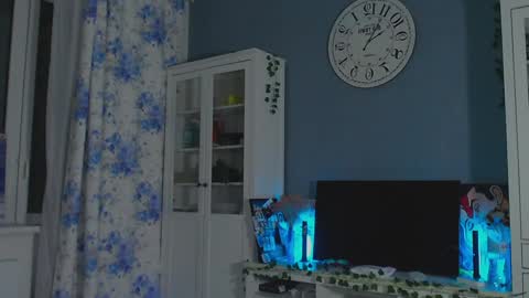 Snapshot of weed_princesss chatting on 12/29/24, 04:51  moon  online show from 12/29/24, 04:51