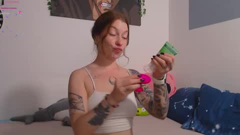 Snapshot of weed_princesss chatting on 09/14/25, 12:59  moon  online show from 09/14/25, 12:59