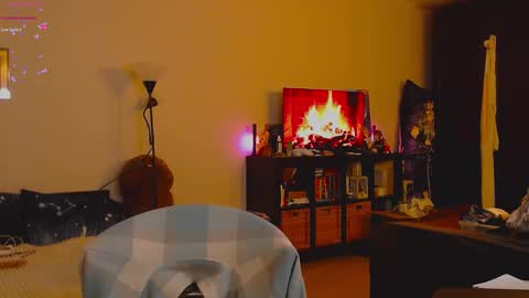 Snapshot of weed_princesss chatting on 10/31/25, 09:05  moon  online show from 10/31/25, 09:05