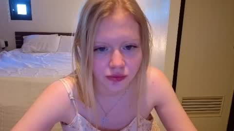 Snapshot of wendy_228 chatting on 06/24/26, 03:27 Wendy online show from 06/24/26, 03:27