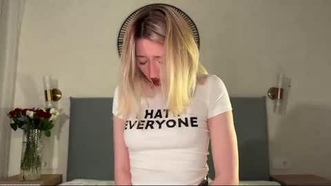 Snapshot of wendy_amber chatting on 02/14/26, 05:43 Daisy online show from 02/14/26, 05:43