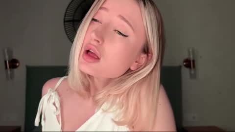 Snapshot of wendy_amber chatting on 02/21/26, 05:03 Daisy online show from 02/21/26, 05:03