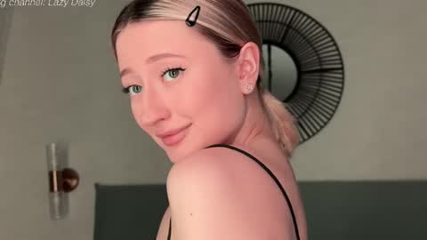 Snapshot of wendy_amber chatting on 03/03/26, 05:52 Daisy online show from 03/03/26, 05:52