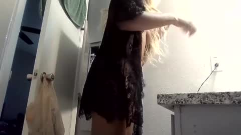 Snapshot of wetkyliecreams chatting on 09/09/25, 04:17 Kylie online show from 09/09/25, 04:17