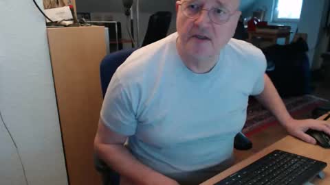 Snapshot of wetwo chatting on 11/16/25, 11:49 WeTwo online show from 11/16/25, 11:49