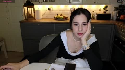 Snapshot of whats_her_name chatting on 01/12/25, 03:46 Victoria Maria online show from 01/12/25, 03:46