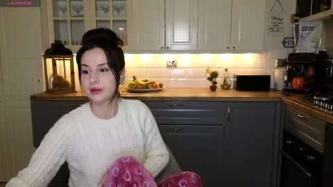 Snapshot of whats_her_name chatting on 01/13/25, 07:11 Victoria Maria online show from 01/13/25, 07:11