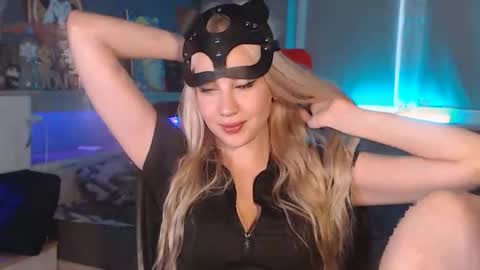 Whitekittykitten online show from 10/31/25, 12:50